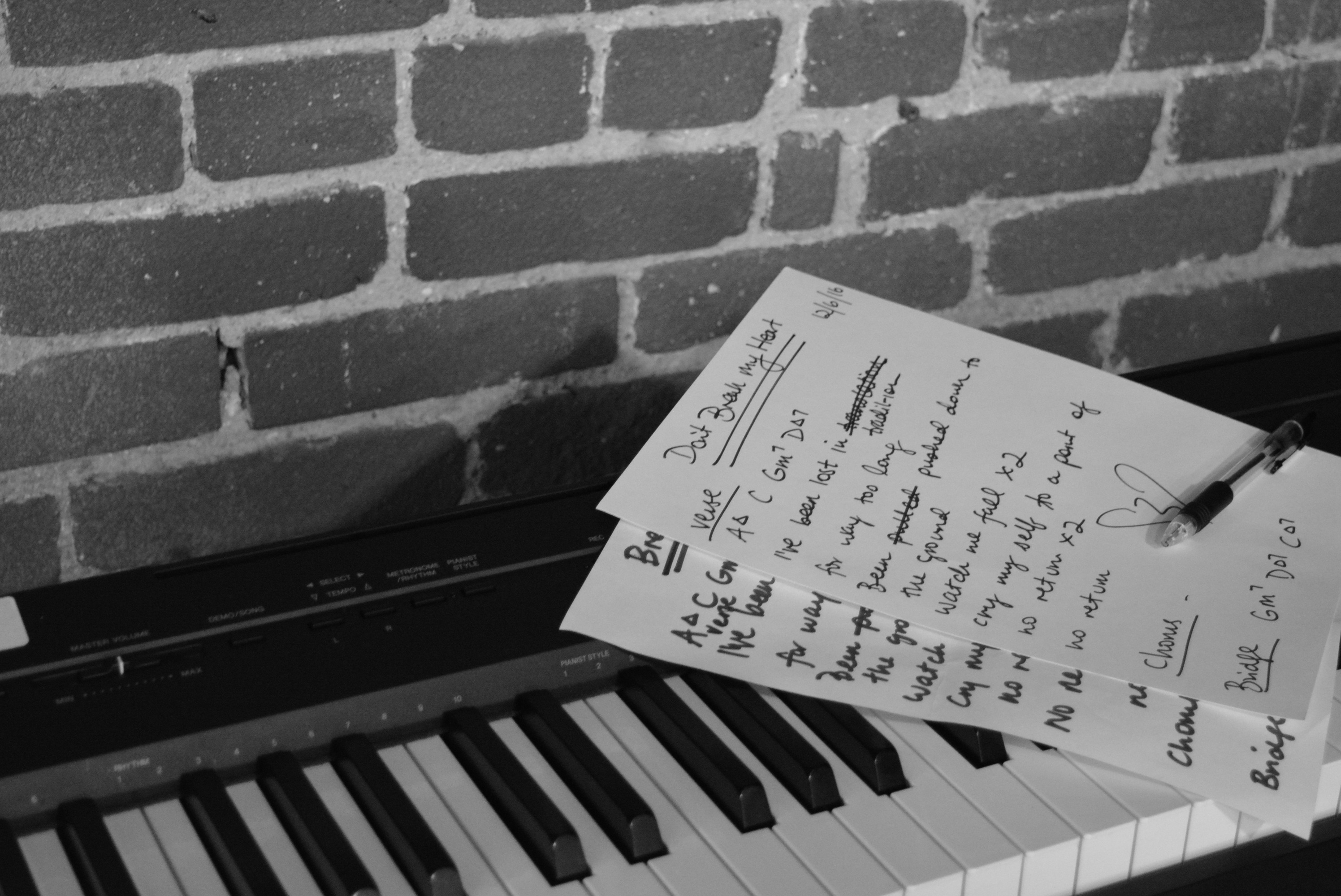 Песня пишу на стене. Написание музыки. Писать музыку. Написание музыки на заказ. Музыкальное письменное.