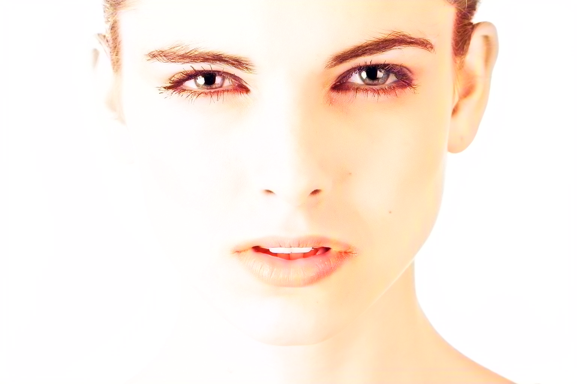 I will convert black and white photos into colored ones.