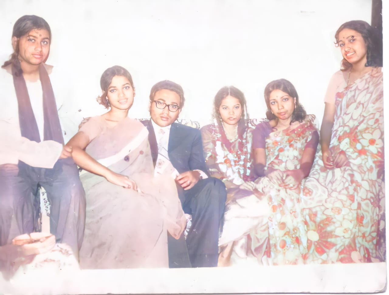 I am a professional photo & video editor. I fix &colorize the old spoiled photo.