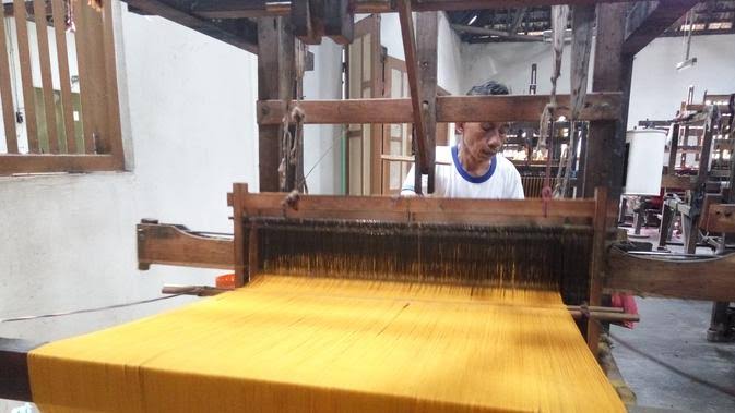 300 Seconds Traditional Weaving Video