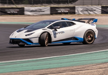 I design your business logo,  text or photo on HD quality luxury cars,  yacht,  private jet Video